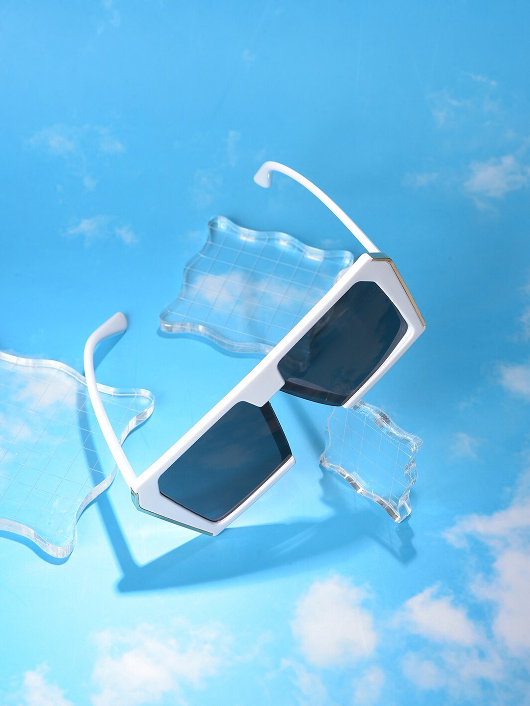 HAUTE SAUCE by Campus Sutra Women Black Lens & White Oversized Sunglasses with UV Protected Lens
HAUTE SAUCE by Campus Sutra Women Black Lens & White Oversized Sunglasses with UV Protected Lens