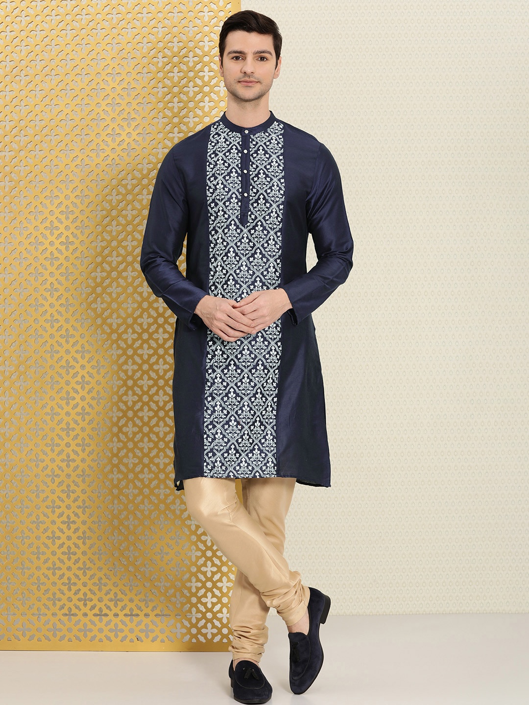 House of Pataudi Men Navy Blue & White Ethnic Motifs Embroidered Indigo Jashn Kurta
House of Pataudi Men Navy Blue & White Ethnic Motifs Embroidered Indigo Jashn Kurta
