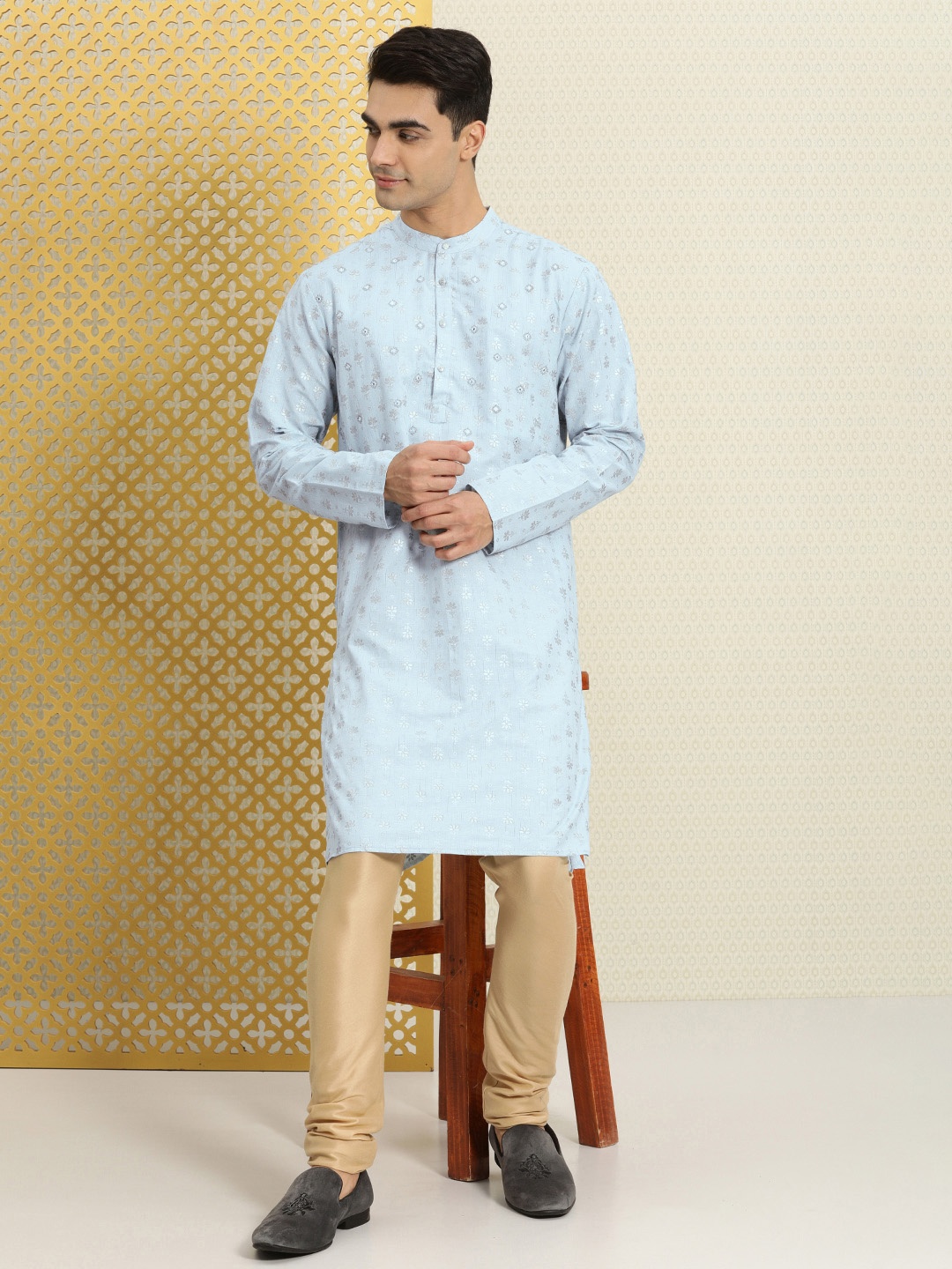 House of Pataudi Men Blue & Silver-Toned Ethnic Motifs Print & Mirror Work Jashn Kurta
House of Pataudi Men Blue & Silver-Toned Ethnic Motifs Print & Mirror Work Jashn Kurta