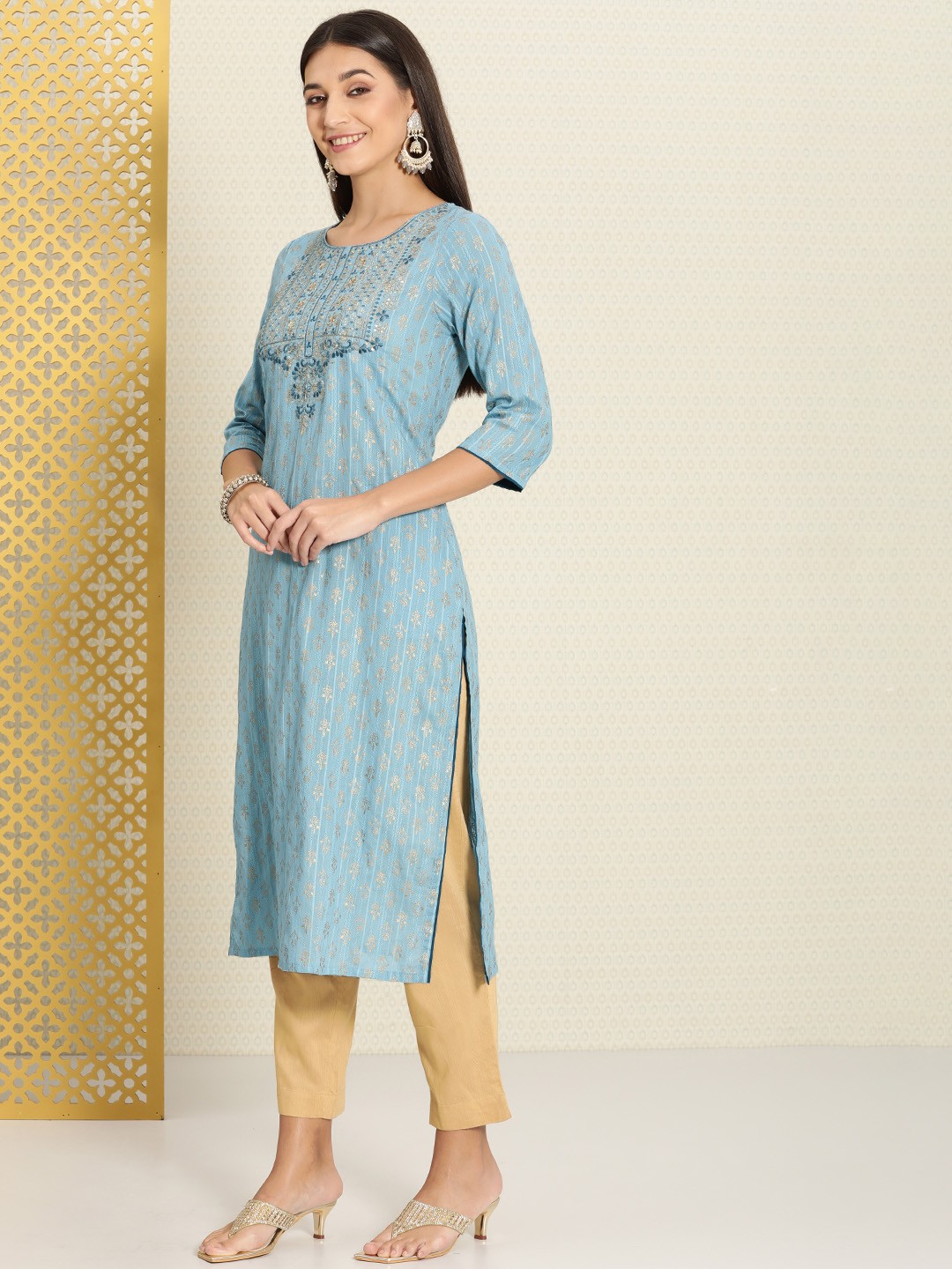 House of Pataudi Women Blue & Mustard Yellow Floral Embroidered Pure Cotton Rozana Kurta
House of Pataudi Women Blue & Mustard Yellow Floral Embroidered Pure Cotton Rozana Kurta