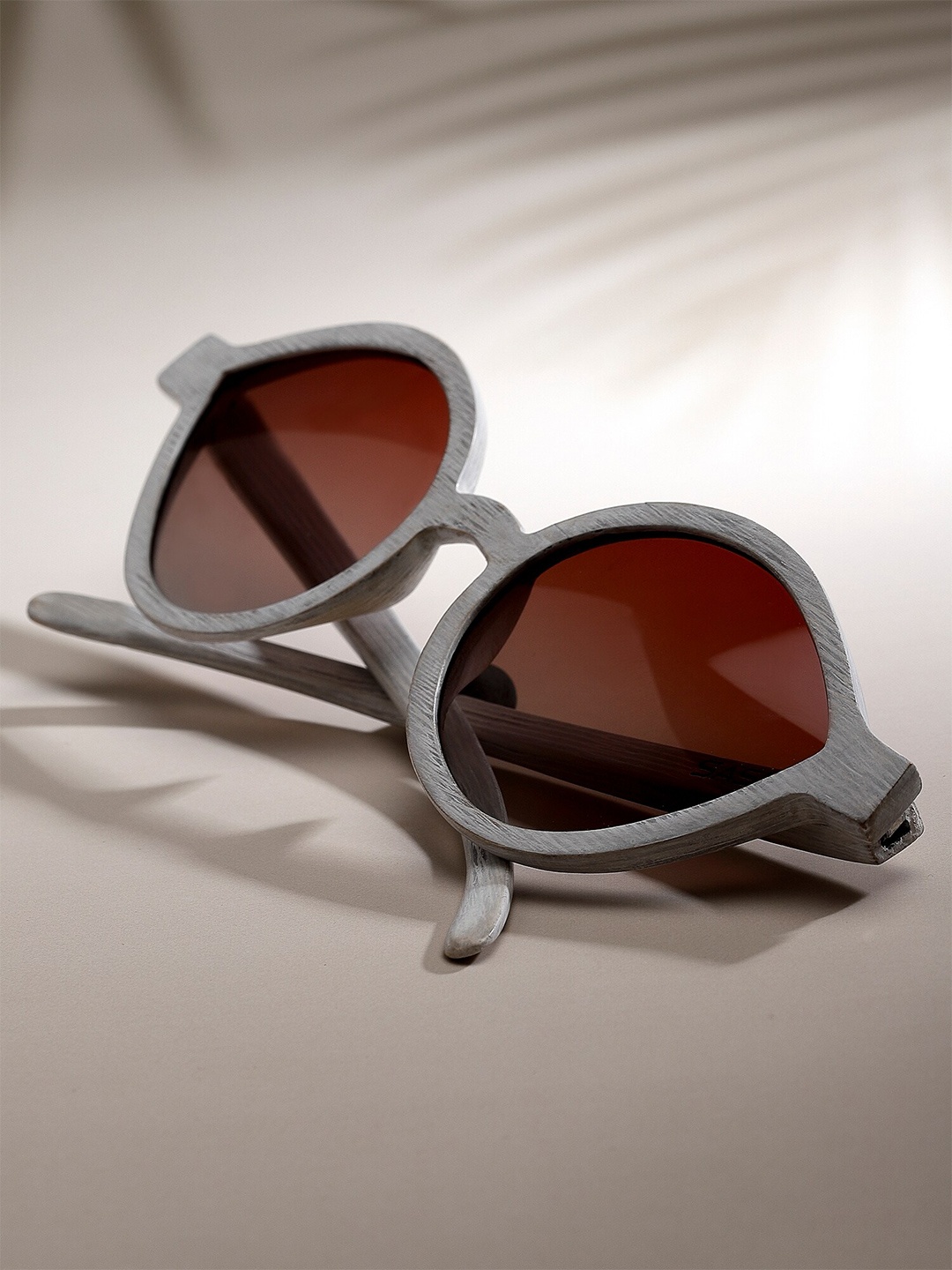SASHA Unisex Brown Lens & Gunmetal-Toned Sunglasses VRSG-105-Sasha White & Brown Gradient
SASHA Unisex Brown Lens & Gunmetal-Toned Sunglasses VRSG-105-Sasha White & Brown Gradient