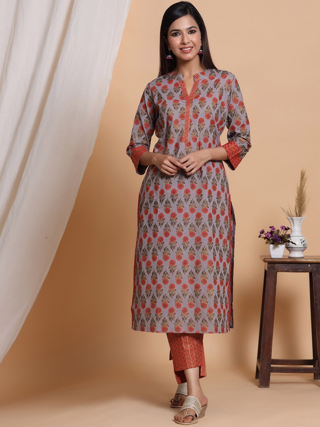 mirari Women Grey Ethnic Motifs Printed Pure Cotton Kurta with Trousers & With Dupatta
mirari Women Grey Ethnic Motifs Printed Pure Cotton Kurta with Trousers & With Dupatta