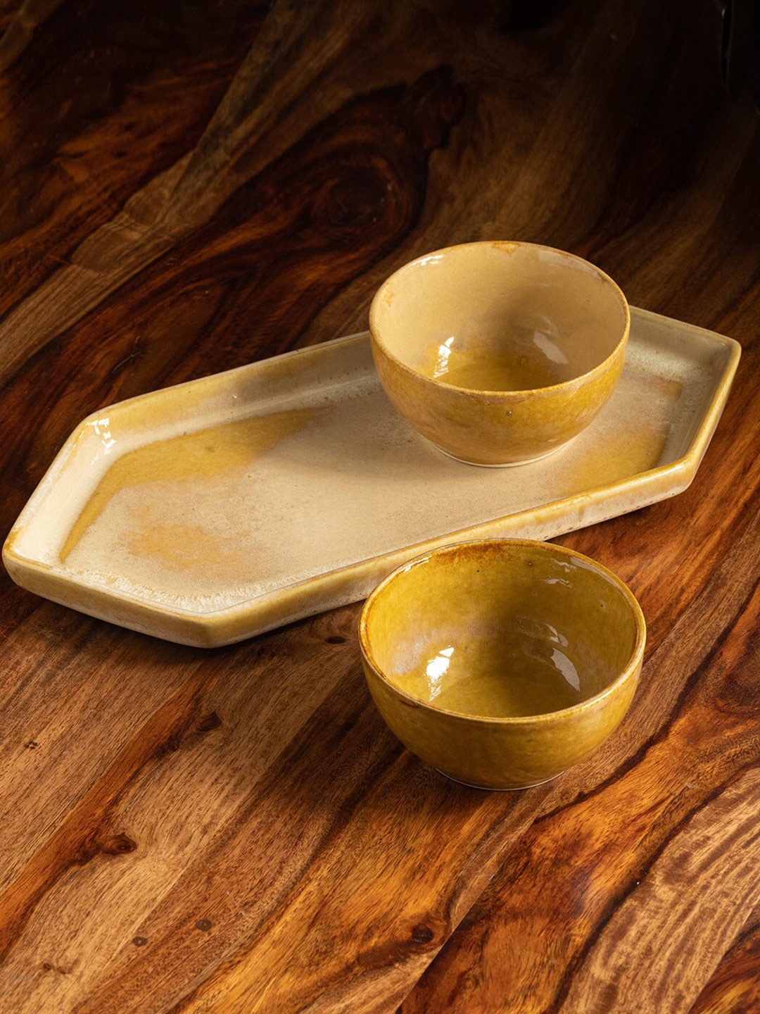 ExclusiveLane 3 pieces of Cascading Creams Stoneware Serving Bowls With Tray 200ml each, Cream
ExclusiveLane 3 pieces of Cascading Creams Stoneware Serving Bowls With Tray 200ml each, Cream