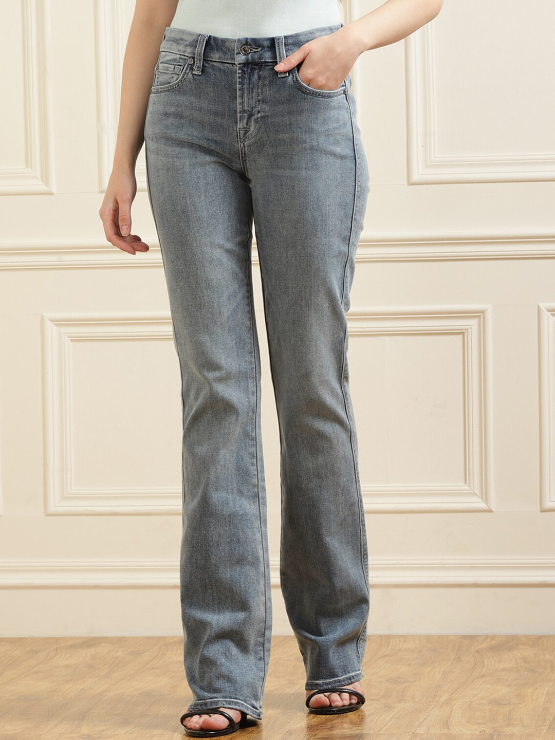 7 For All Mankind Women Blue Regular Fit Light Fade Jeans
7 For All Mankind Women Blue Regular Fit Light Fade Jeans