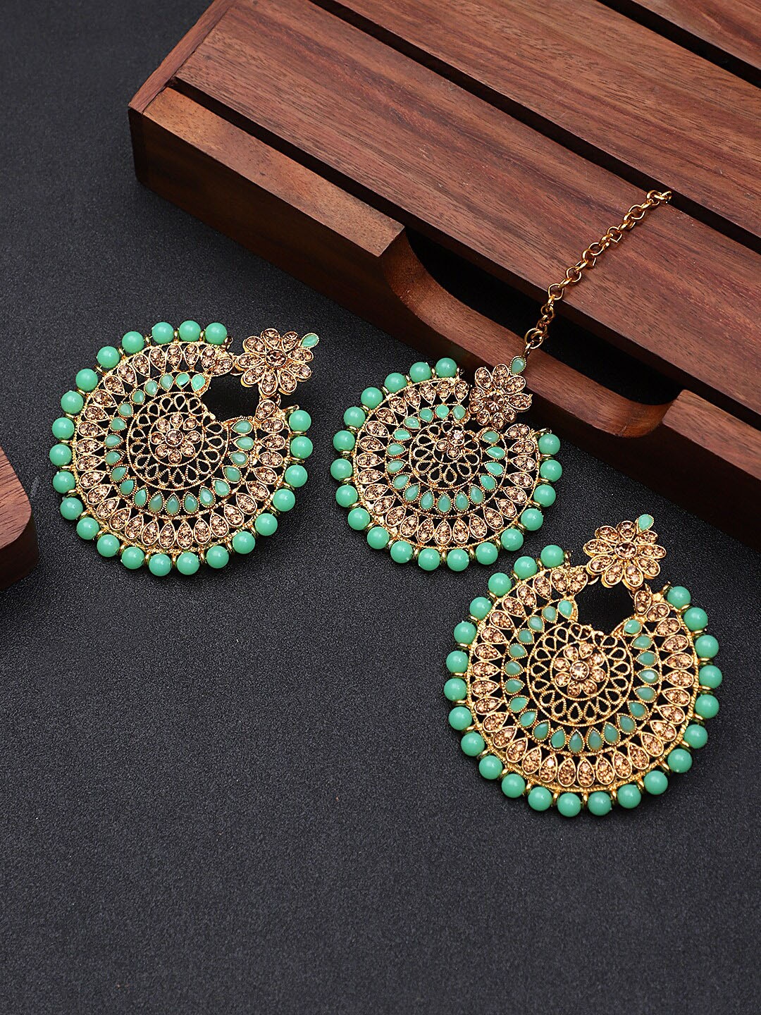 STEORRA JEWELS Green Gold Plated Contemporary Chandbali Maangtikka With Kundan Earrings
STEORRA JEWELS Green Gold Plated Contemporary Chandbali Maangtikka With Kundan Earrings