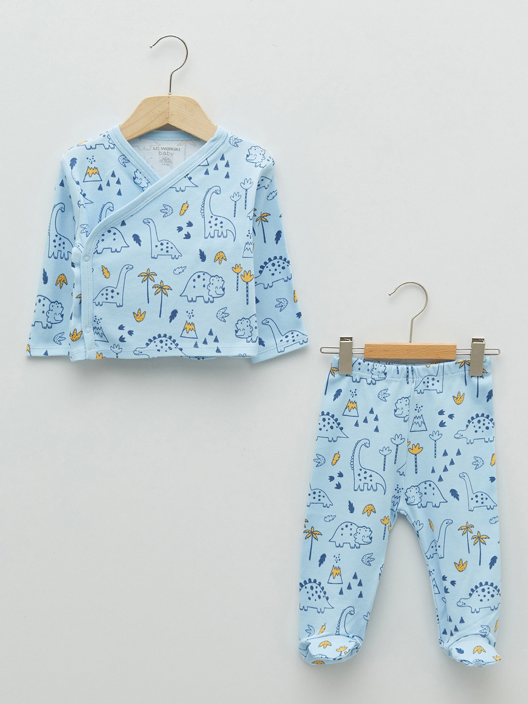 LC Waikiki Boys Blue & Yellow Printed Pure Cotton T-shirt & Trousers with Attached Booties
LC Waikiki Boys Blue & Yellow Printed Pure Cotton T-shirt & Trousers with Attached Booties
