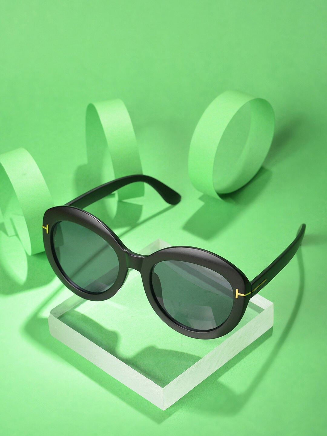 HAUTE SAUCE by Campus Sutra Women Black Lens & Black Oval Sunglasses with Polarised and UV Protected Lens
HAUTE SAUCE by Campus Sutra Women Black Lens & Black Oval Sunglasses with Polarised and UV Protected Lens