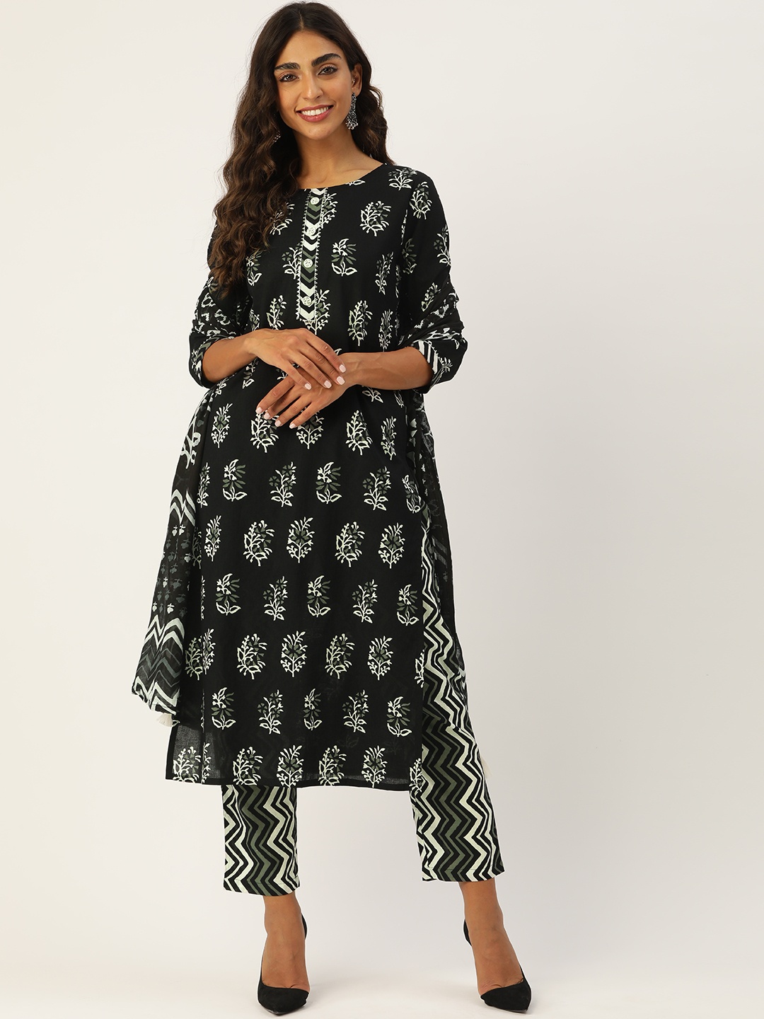 MissKurti Women Black Floral Printed Gotta Patti Pure Cotton Kurta with Trousers & With Dupatta
MissKurti Women Black Floral Printed Gotta Patti Pure Cotton Kurta with Trousers & With Dupatta