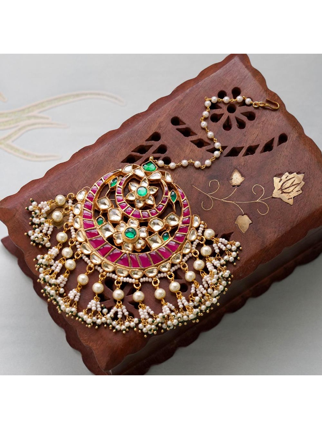 AURAA TRENDS 22 KT Gold-Plated White & Green Kundan-Studded & Pearl Beaded Maang Tikka
AURAA TRENDS 22 KT Gold-Plated White & Green Kundan-Studded & Pearl Beaded Maang Tikka