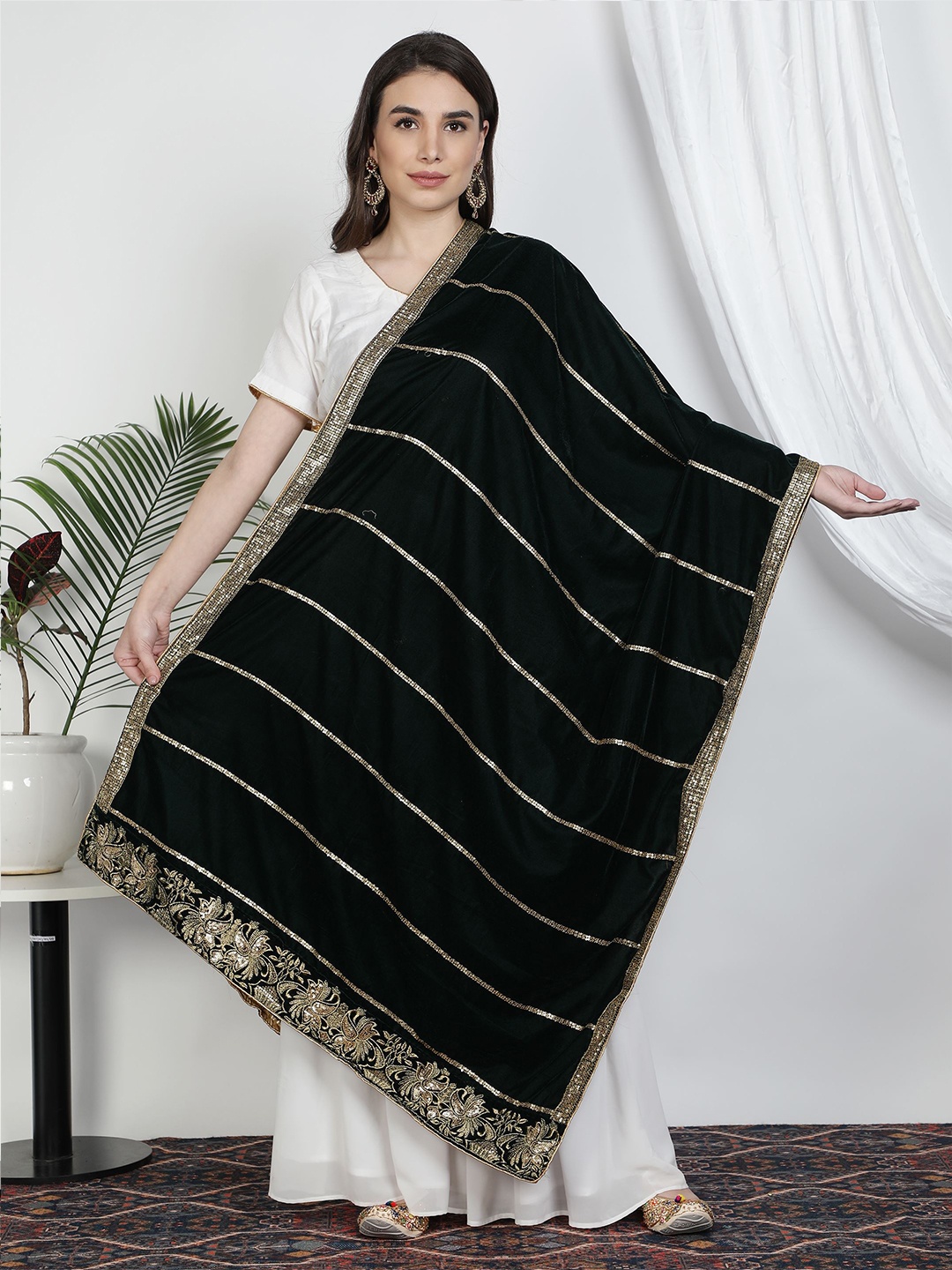 Moda Chales Green & Gold-Toned Ethnic Motifs Embroidered Velvet Dupatta with Sequinned
Moda Chales Green & Gold-Toned Ethnic Motifs Embroidered Velvet Dupatta with Sequinned