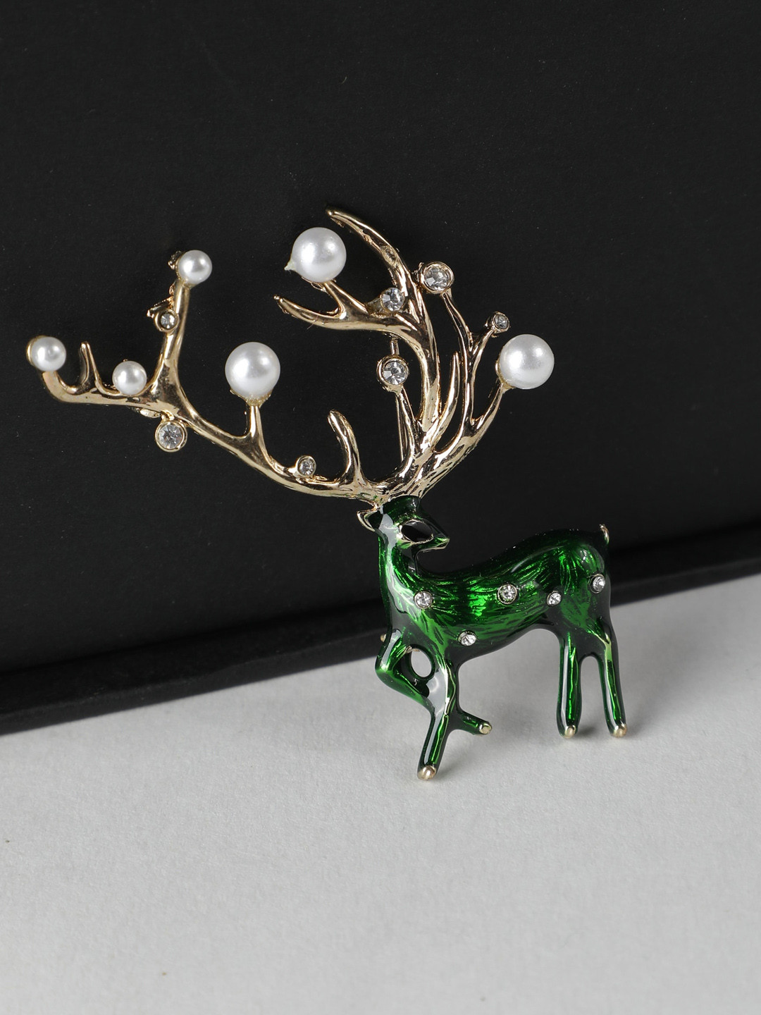 Alvaro Castagnino Men Green & Gold Metal Brooch 
Alvaro Castagnino Men Green & Gold Metal Brooch