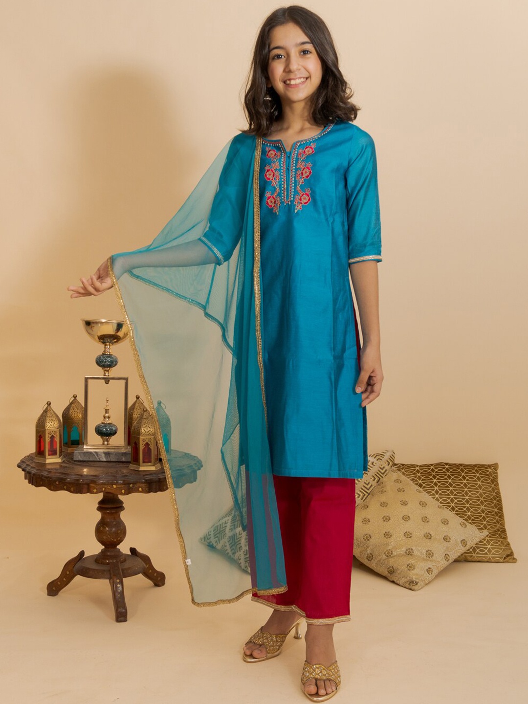 BANI KIDS Girls Blue Ethnic Motifs Embroidered Chanderi Cotton Kurta with Sharara & With Dupatta
BANI KIDS Girls Blue Ethnic Motifs Embroidered Chanderi Cotton Kurta with Sharara & With Dupatta