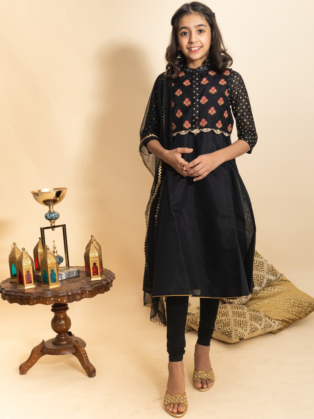 BANI KIDS Girls Black Embroidered Chanderi Cotton Kurta with Churidar & With Dupatta
BANI KIDS Girls Black Embroidered Chanderi Cotton Kurta with Churidar & With Dupatta