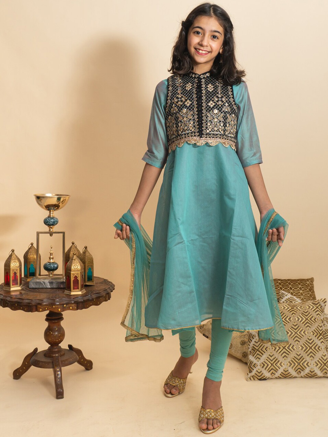BANI KIDS Girls Green Floral Embroidered Panelled Chanderi Cotton Kurta with Churidar & With Dupatta
BANI KIDS Girls Green Floral Embroidered Panelled Chanderi Cotton Kurta with Churidar & With Dupatta