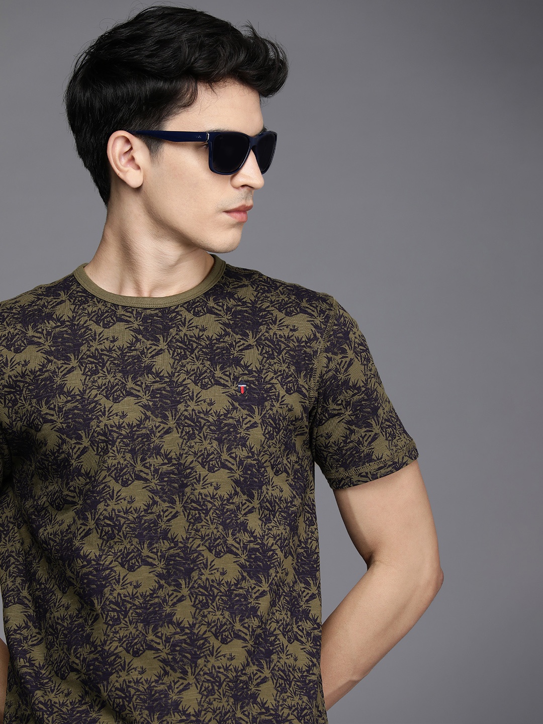 Louis Philippe Jeans Men Olive Green & Navy Blue Tropical Pure Cotton Slim Fit T-shirt
Louis Philippe Jeans Men Olive Green & Navy Blue Tropical Pure Cotton Slim Fit T-shirt