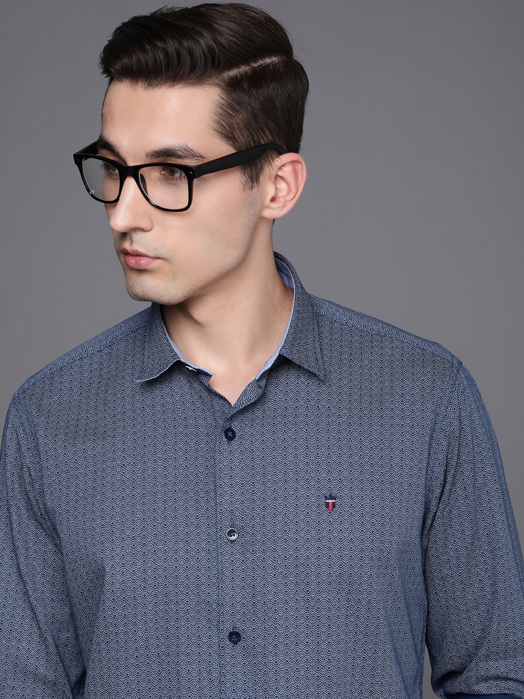 Louis Philippe Sport Men Navy Blue Slim Fit Geometric Printed Pure Cotton Casual Shirt
Louis Philippe Sport Men Navy Blue Slim Fit Geometric Printed Pure Cotton Casual Shirt