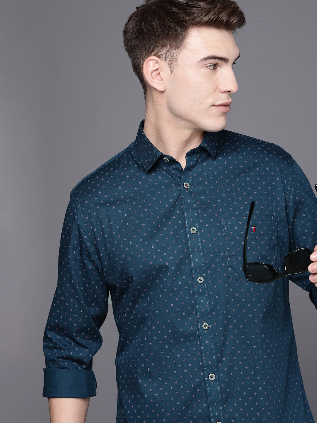 Louis Philippe Sport Men Teal Blue Slim Fit Geometric Printed Pure Cotton Casual Shirt
Louis Philippe Sport Men Teal Blue Slim Fit Geometric Printed Pure Cotton Casual Shirt