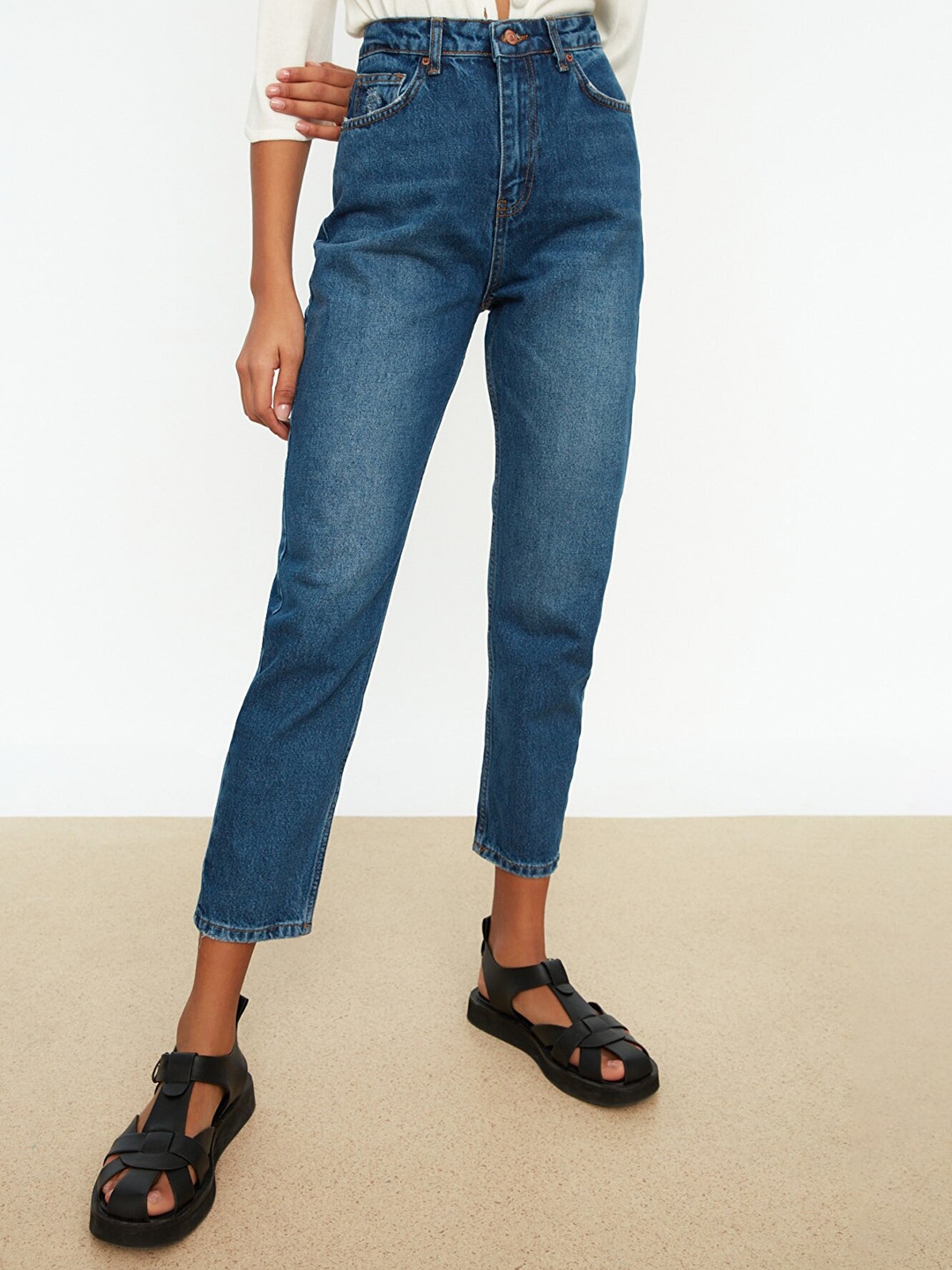 Trendyol Women Navy Blue Pure Cotton High-Rise Low Distress Light Fade Cropped Jeans
Trendyol Women Navy Blue Pure Cotton High-Rise Low Distress Light Fade Cropped Jeans