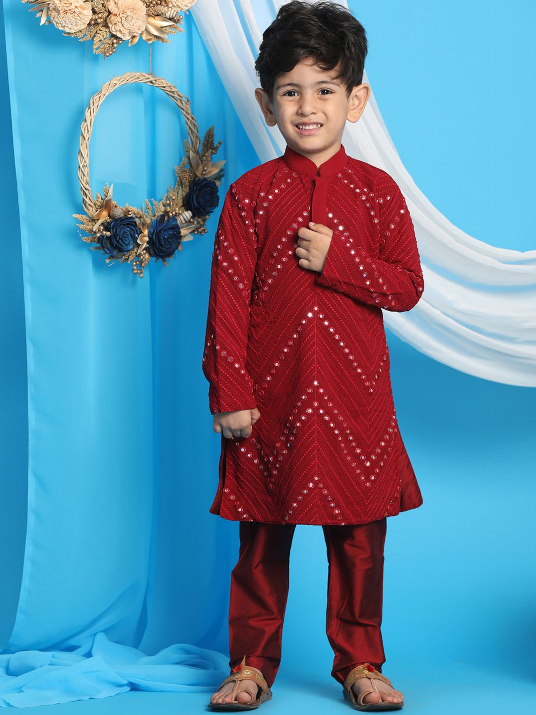 SHRESTHA BY VASTRAMAY Boys Maroon Embroidered Angrakha Mirror Work Kurti with Trousers
SHRESTHA BY VASTRAMAY Boys Maroon Embroidered Angrakha Mirror Work Kurti with Trousers