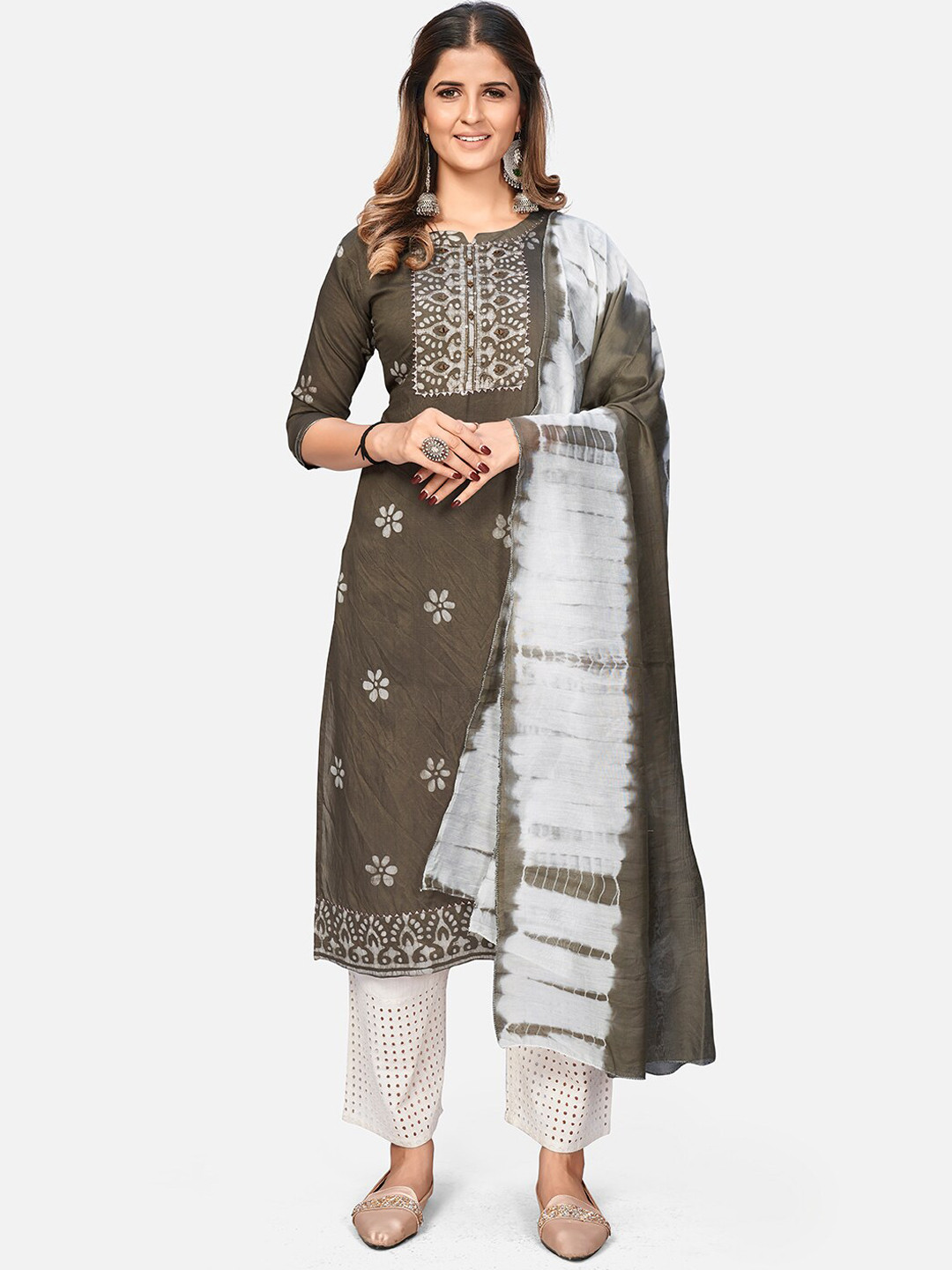 Vbuyz Women Grey Ethnic Motifs Printed Flared Sleeves Kurta
Vbuyz Women Grey Ethnic Motifs Printed Flared Sleeves Kurta