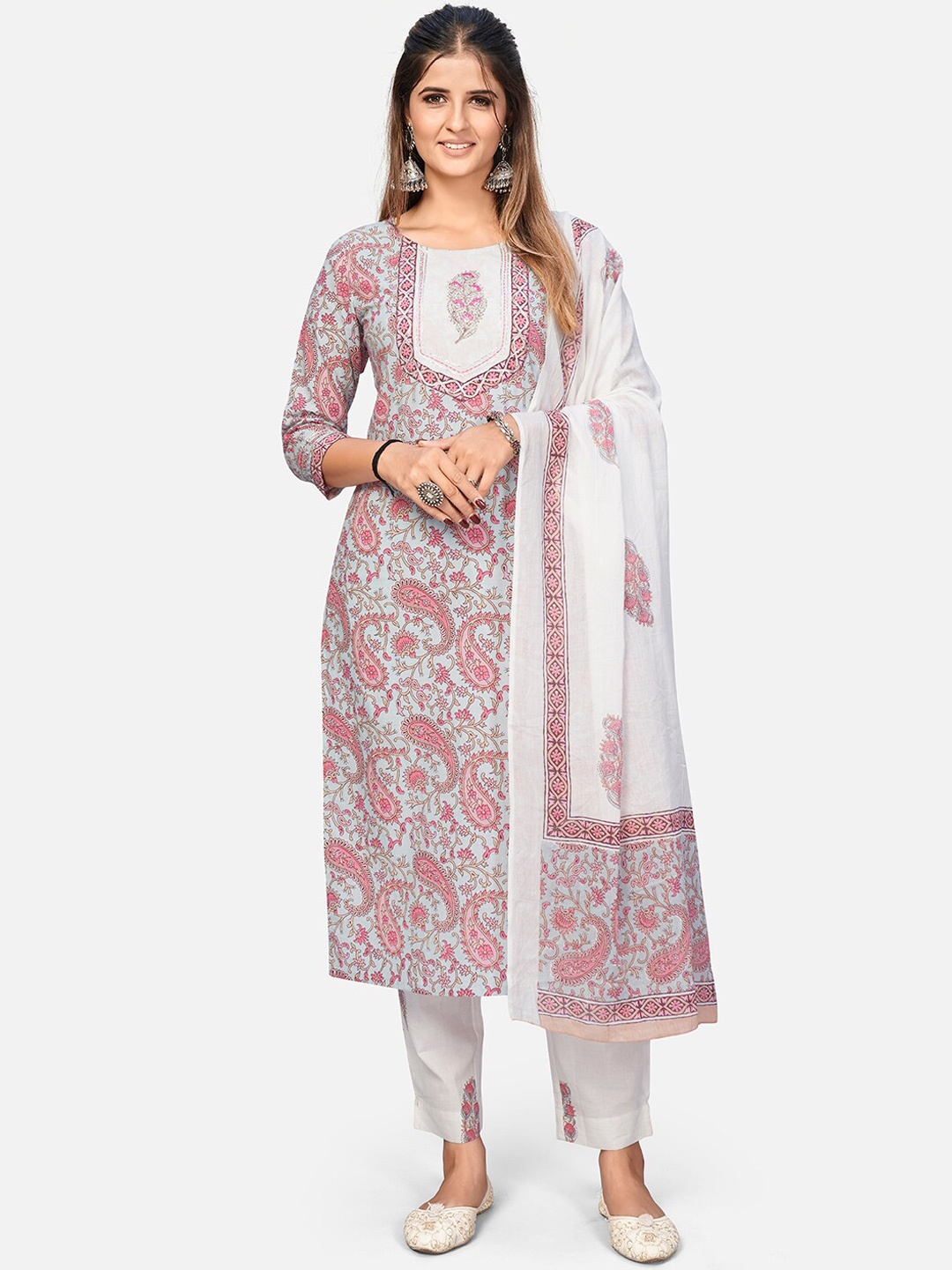 Vbuyz Women Beige Floral Printed Gotta Patti Pure Cotton Kurta with Trousers & With Dupatta
Vbuyz Women Beige Floral Printed Gotta Patti Pure Cotton Kurta with Trousers & With Dupatta