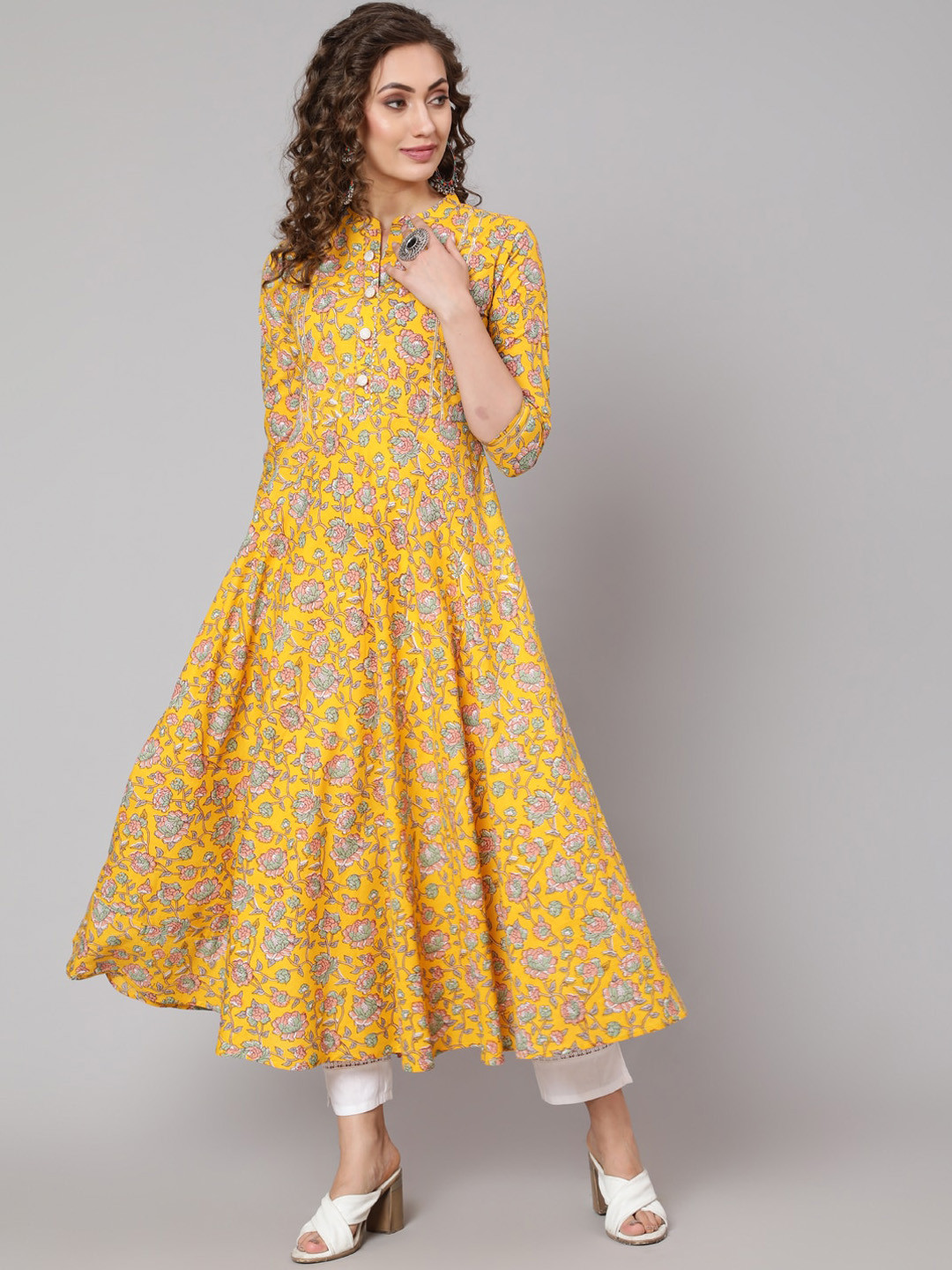 GLAM ROOTS Women Yellow Floral Printed Keyhole Neck Flared Sleeves Thread Work Floral Anarkali Kurta
GLAM ROOTS Women Yellow Floral Printed Keyhole Neck Flared Sleeves Thread Work Floral Anarkali Kurta