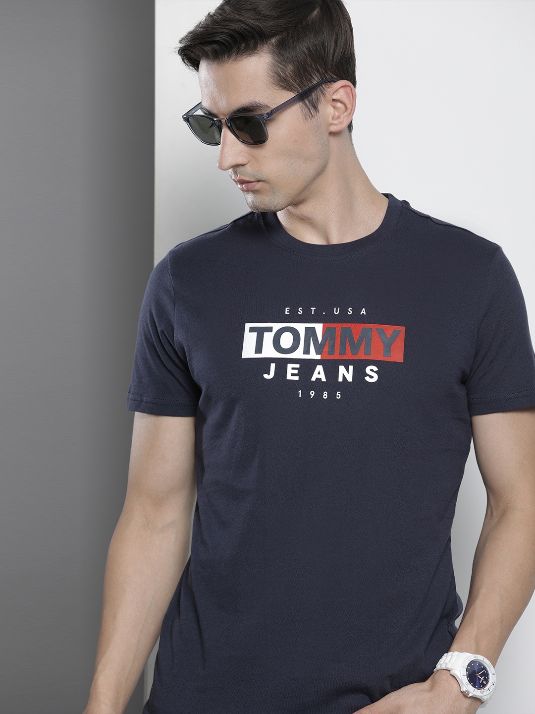 Tommy Hilfiger Men Navy Blue & White Brand Logo Printed Organic Cotton Slim Fit T-shirt
Tommy Hilfiger Men Navy Blue & White Brand Logo Printed Organic Cotton Slim Fit T-shirt