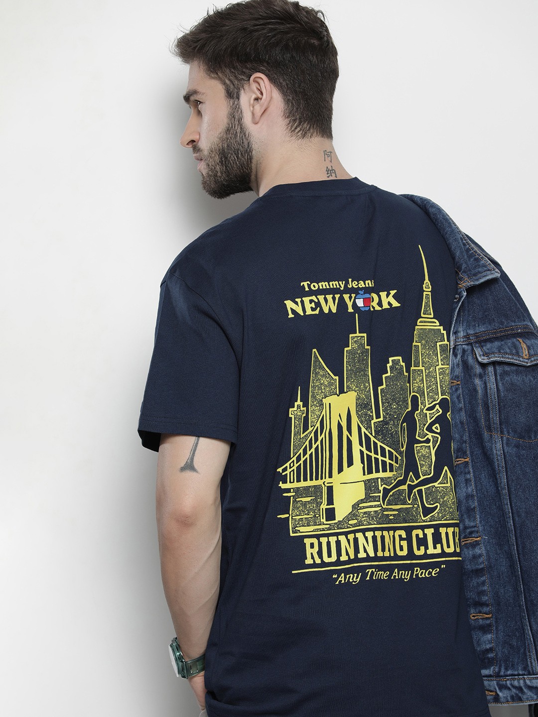 Tommy Hilfiger Men Navy Blue & Yellow Brand Logo Printed Pure Cotton Relaxed Fit T-shirt
Tommy Hilfiger Men Navy Blue & Yellow Brand Logo Printed Pure Cotton Relaxed Fit T-shirt