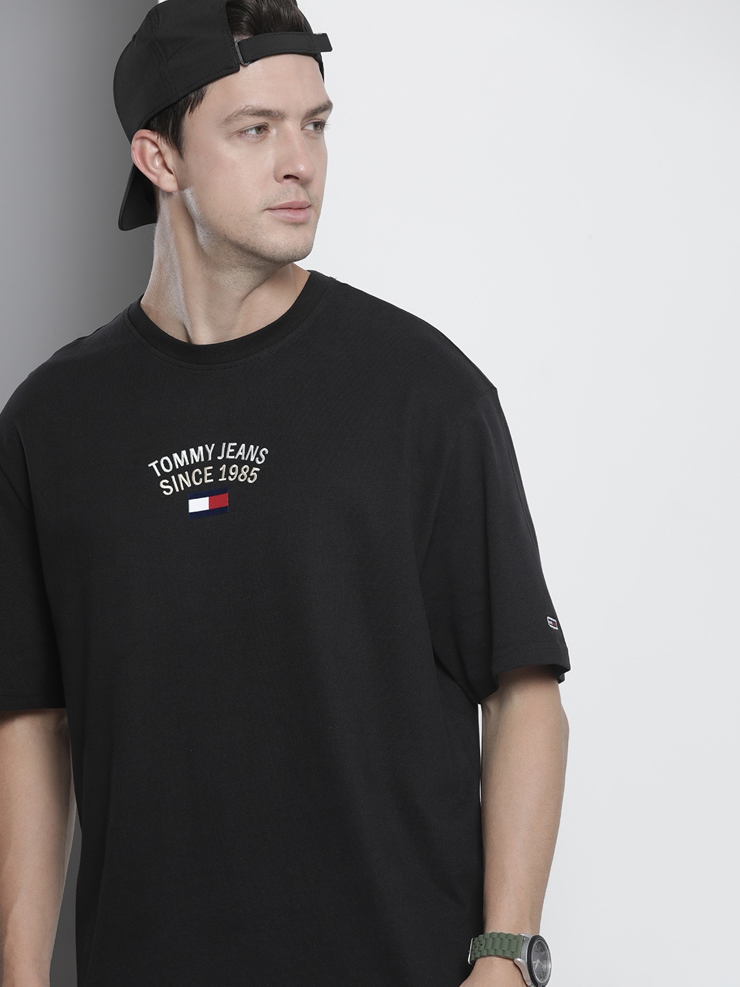 Tommy Hilfiger Men Black Brand Logo Embroidered Drop-Shoulder Sleeves Pure Cotton T-shirt
Tommy Hilfiger Men Black Brand Logo Embroidered Drop-Shoulder Sleeves Pure Cotton T-shirt