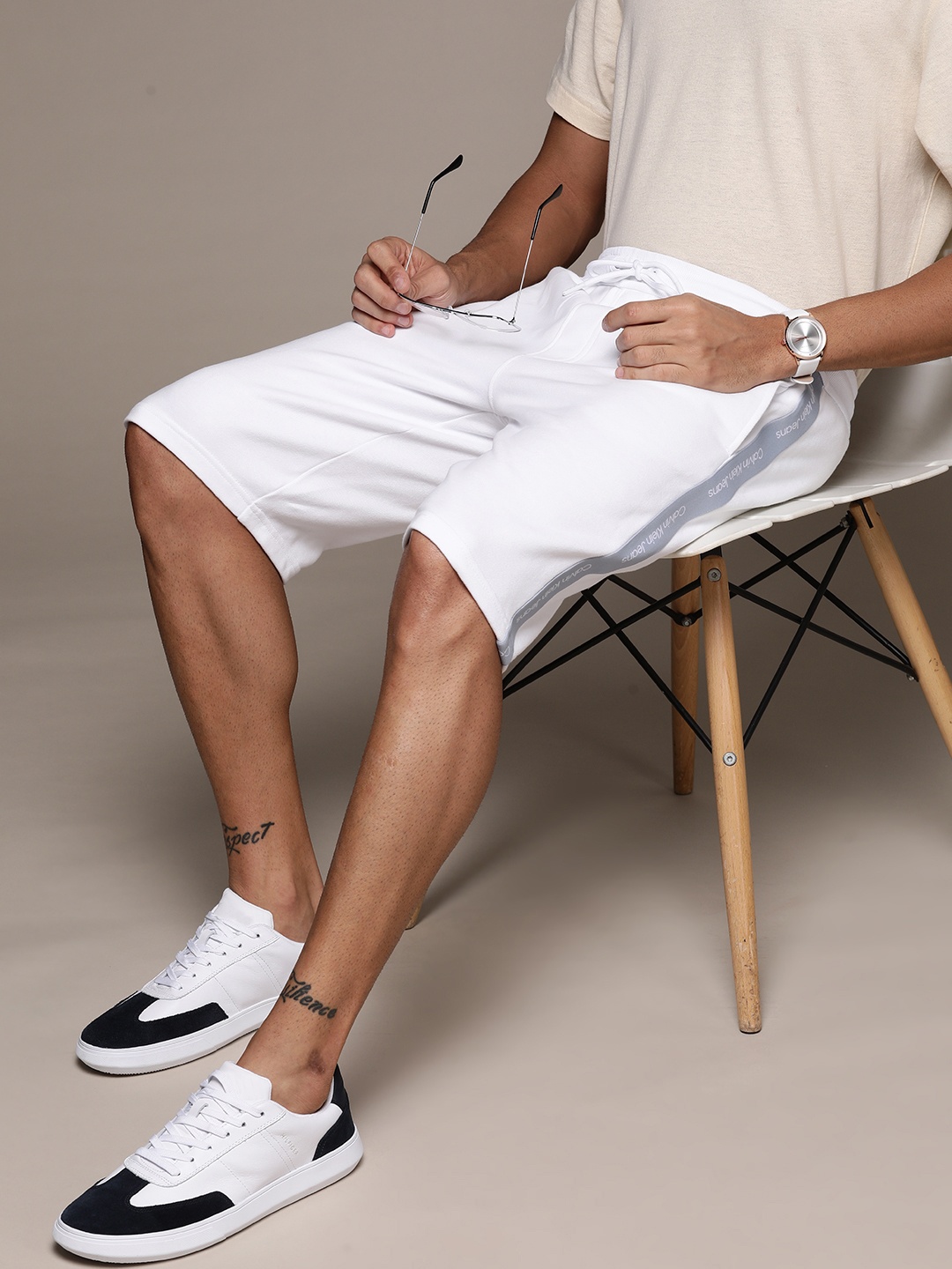Calvin Klein Jeans Men White Solid Side Taped Brand Logo Detail Pure Cotton Shorts
Calvin Klein Jeans Men White Solid Side Taped Brand Logo Detail Pure Cotton Shorts