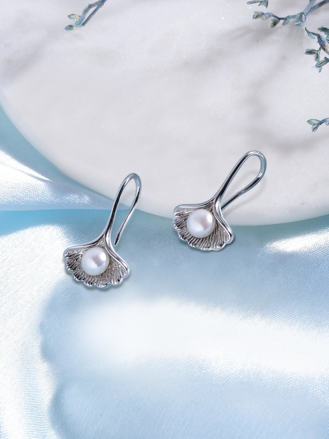 Zavya White White 925 Sterling Silver Rhodium-Plated Shell and Pearl Spherical Earrings
Zavya White White 925 Sterling Silver Rhodium-Plated Shell and Pearl Spherical Earrings
