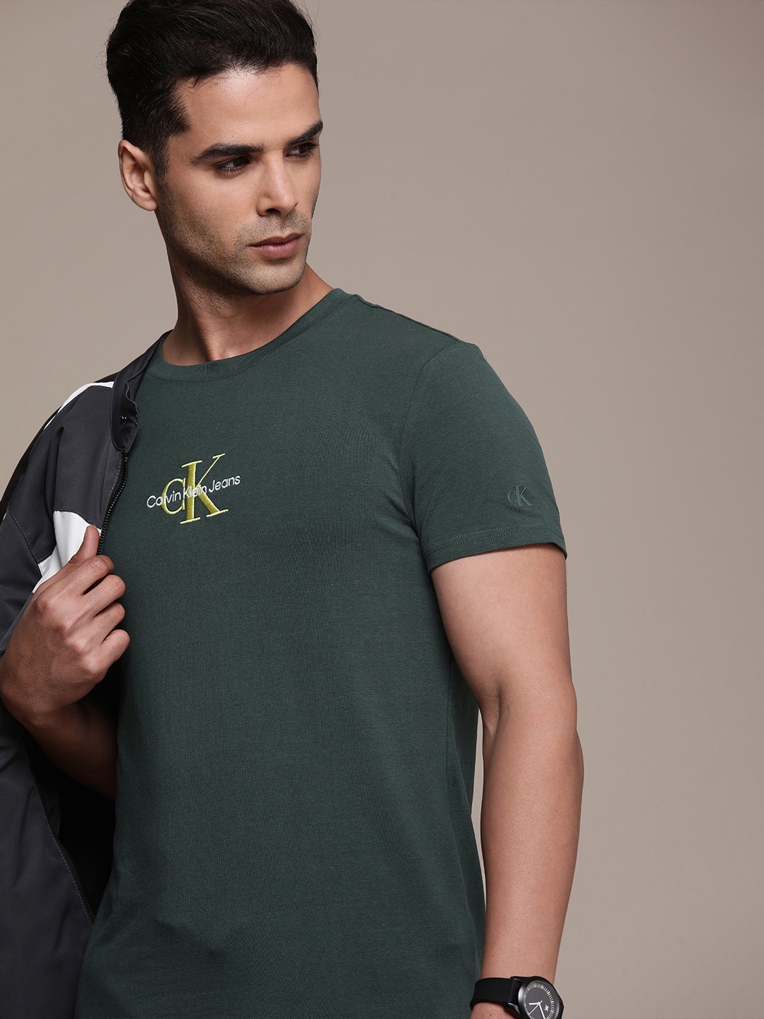 Calvin Klein Jeans Men Teal Green Brand Logo Embroidered Detail Solid Slim Fit T-shirt
Calvin Klein Jeans Men Teal Green Brand Logo Embroidered Detail Solid Slim Fit T-shirt