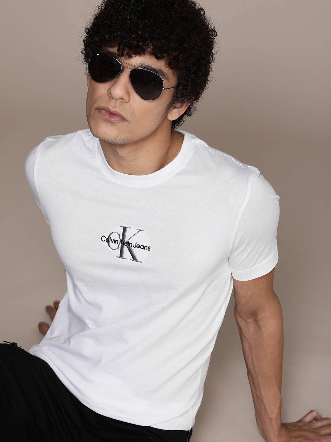 Calvin Klein Jeans Men White Relaxed Fit Minimal Brand Logo Embroidery Pure Cotton T-shirt
Calvin Klein Jeans Men White Relaxed Fit Minimal Brand Logo Embroidery Pure Cotton T-shirt