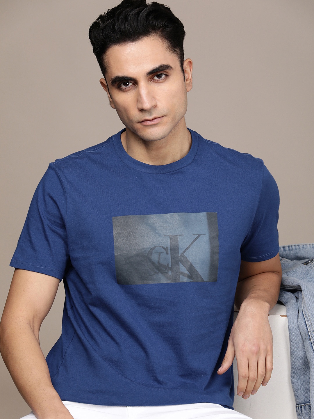 Calvin Klein Jeans Men Blue & Black Brand Logo Printed Pure Cotton Slim Fit T-shirt
Calvin Klein Jeans Men Blue & Black Brand Logo Printed Pure Cotton Slim Fit T-shirt
