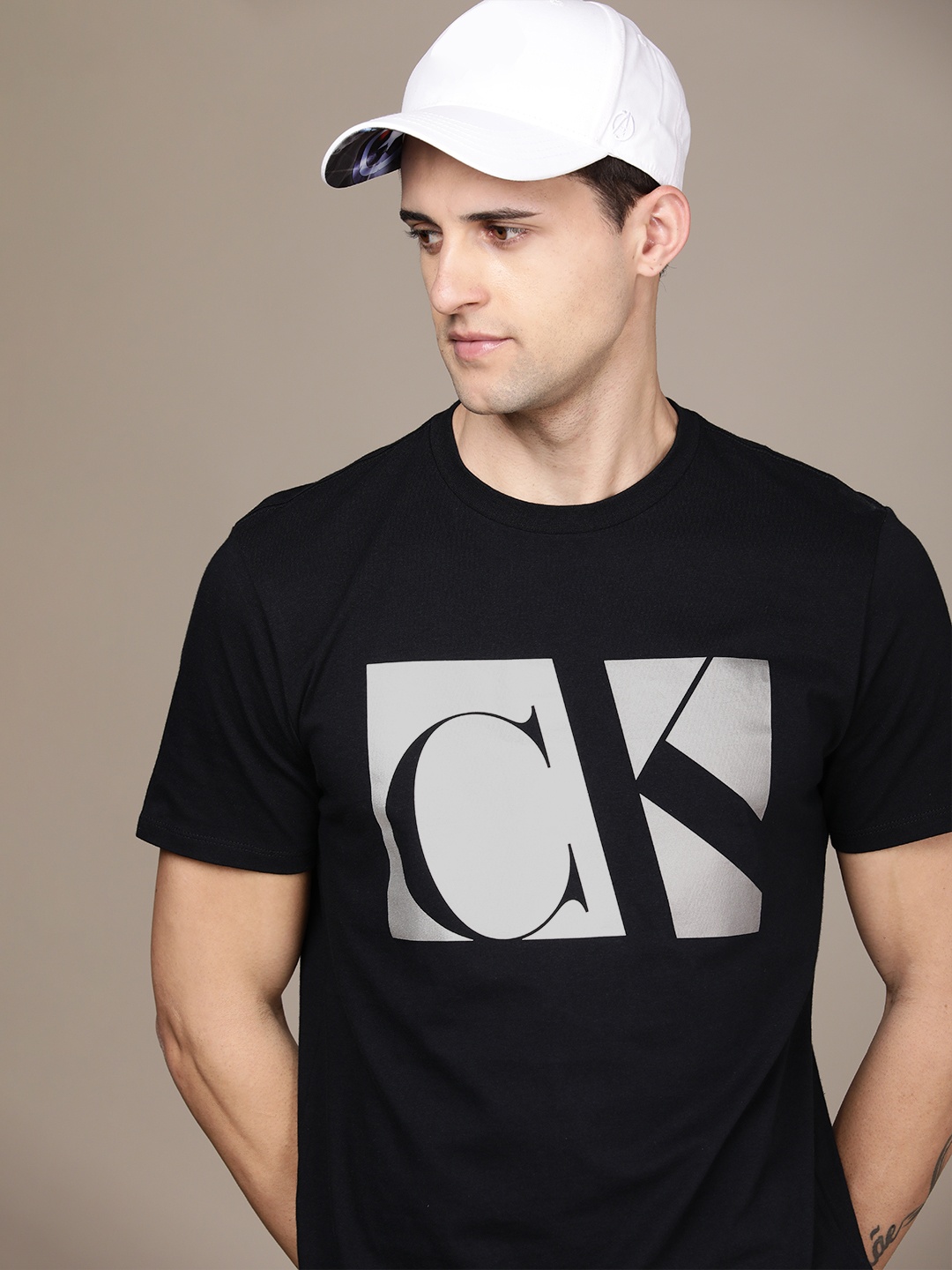 Calvin Klein Jeans Men Black & Silver-Toned Brand Logo Printed Pure Cotton Slim Fit T-shirt
Calvin Klein Jeans Men Black & Silver-Toned Brand Logo Printed Pure Cotton Slim Fit T-shirt