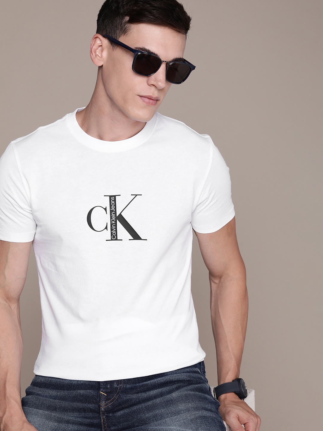 Calvin Klein Jeans Men White & Black Brand Logo Printed Organic Cotton Slim Fit T-shirt
Calvin Klein Jeans Men White & Black Brand Logo Printed Organic Cotton Slim Fit T-shirt