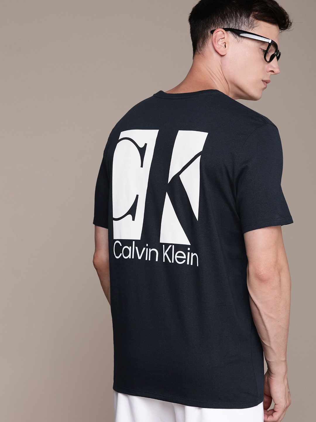 Calvin Klein Jeans Men Navy Blue & White Brand Logo Printed Organic Cotton Slim Fit T-shirt
Calvin Klein Jeans Men Navy Blue & White Brand Logo Printed Organic Cotton Slim Fit T-shirt
