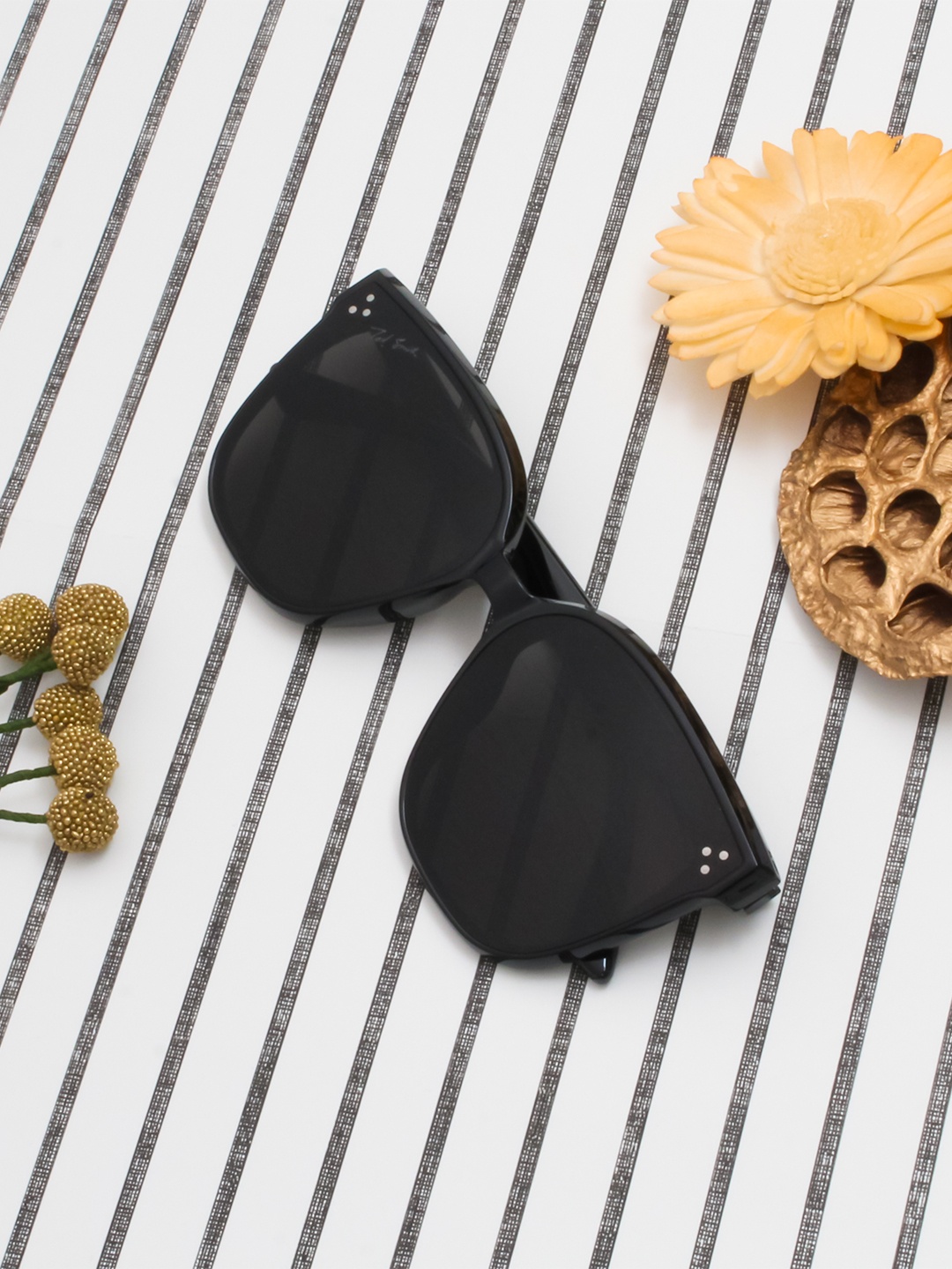 Ted Smith Unisex Grey Lens & Black Square Sunglasses with Polarised and UV Protected Lens
Ted Smith Unisex Grey Lens & Black Square Sunglasses with Polarised and UV Protected Lens