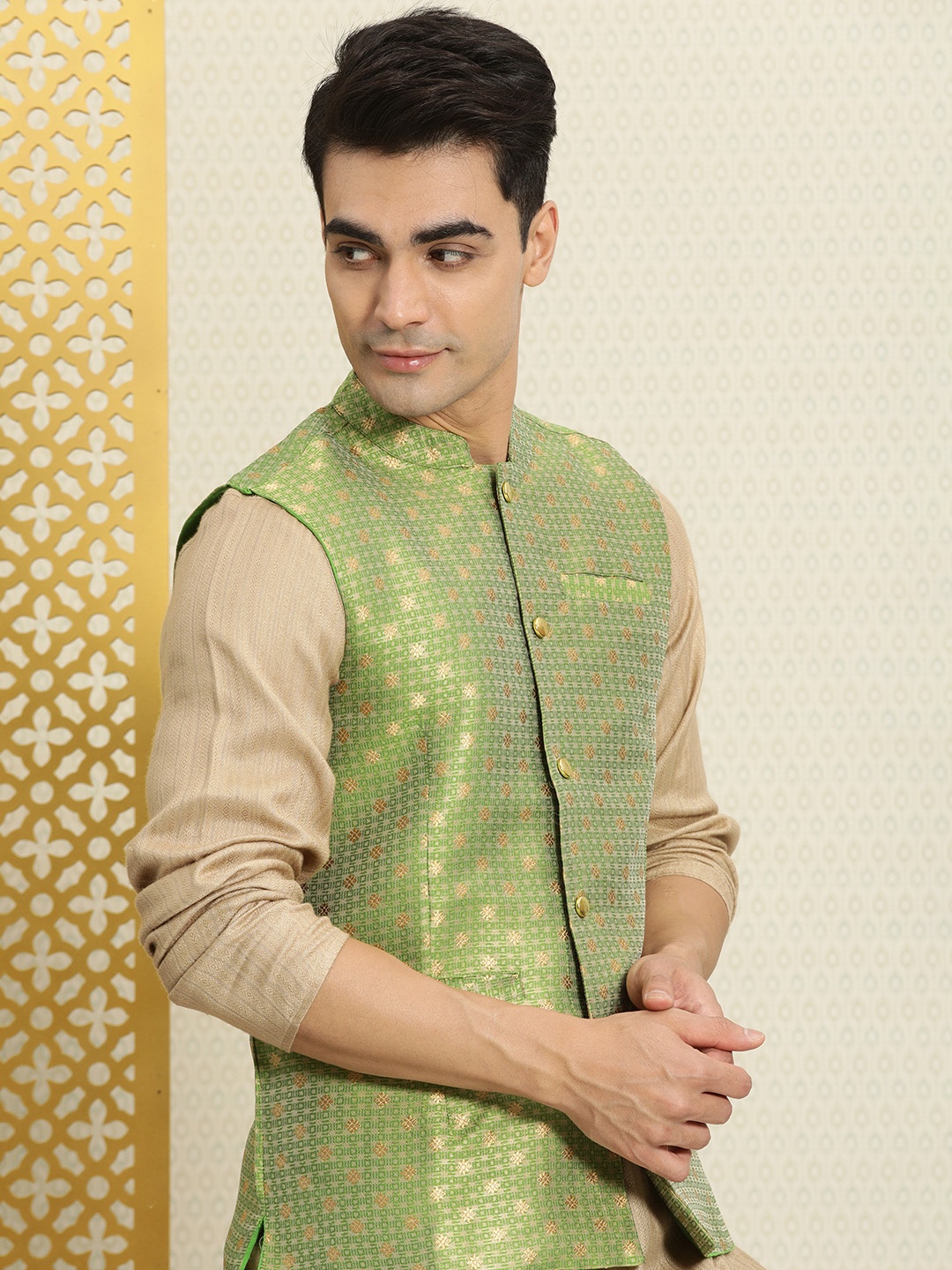 House of Pataudi Men Light Green & Gold-Toned Ethnic Motifs Woven Rozana Nehru Jacket
House of Pataudi Men Light Green & Gold-Toned Ethnic Motifs Woven Rozana Nehru Jacket