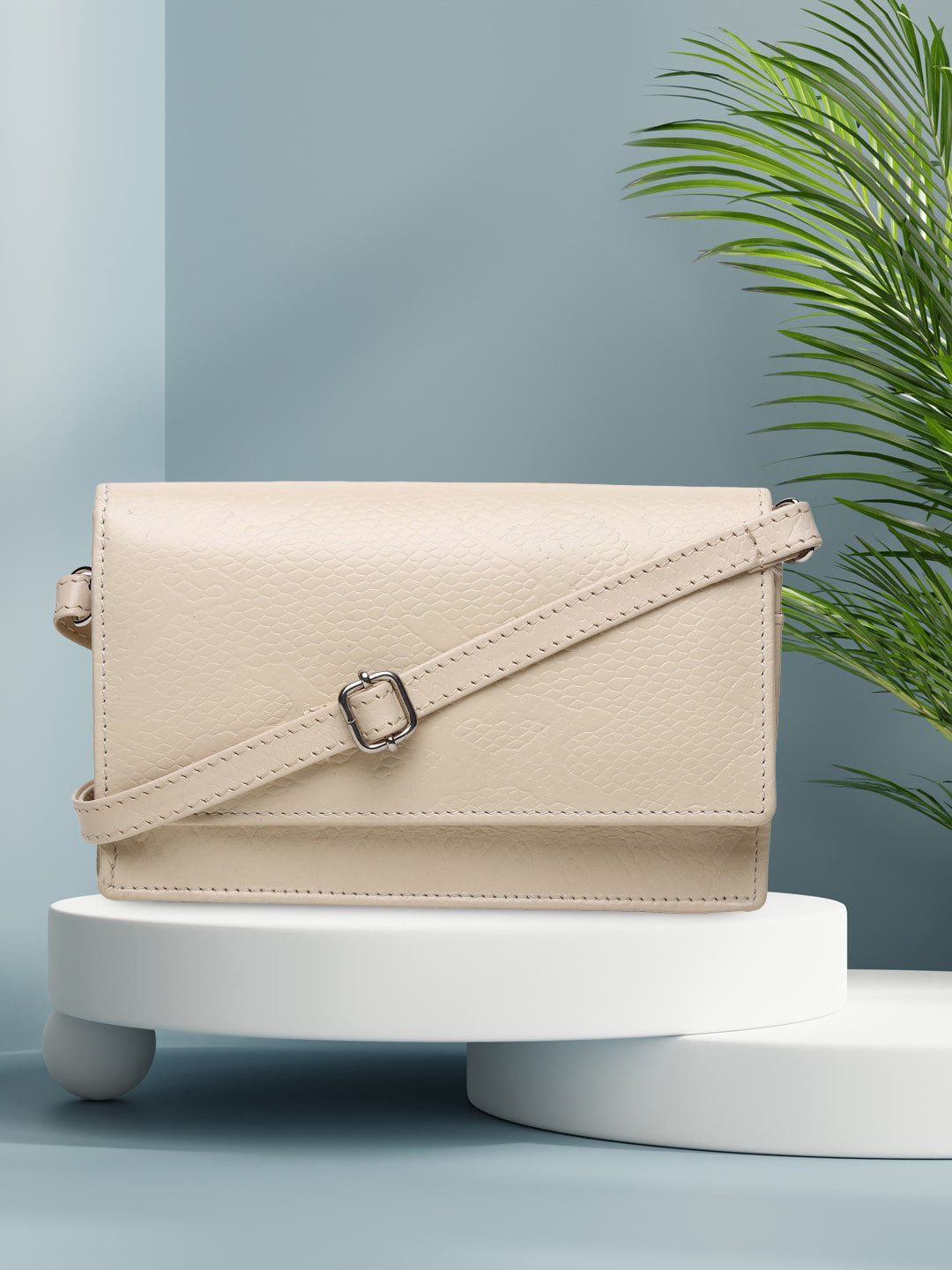 Teakwood Leathers Women White Leather Structured with Detachable & Adjustable Sling Bag
Teakwood Leathers Women White Leather Structured with Detachable & Adjustable Sling Bag