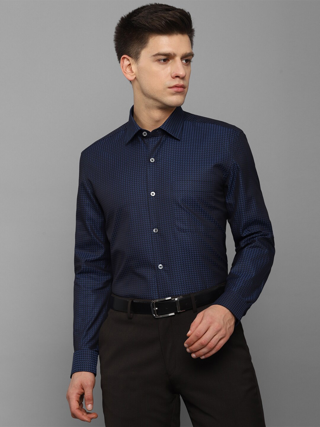 Luxure by Louis Philippe Men Navy Blue Slim Fit Grid Tattersall Checks Striped Formal Shirt
Luxure by Louis Philippe Men Navy Blue Slim Fit Grid Tattersall Checks Striped Formal Shirt