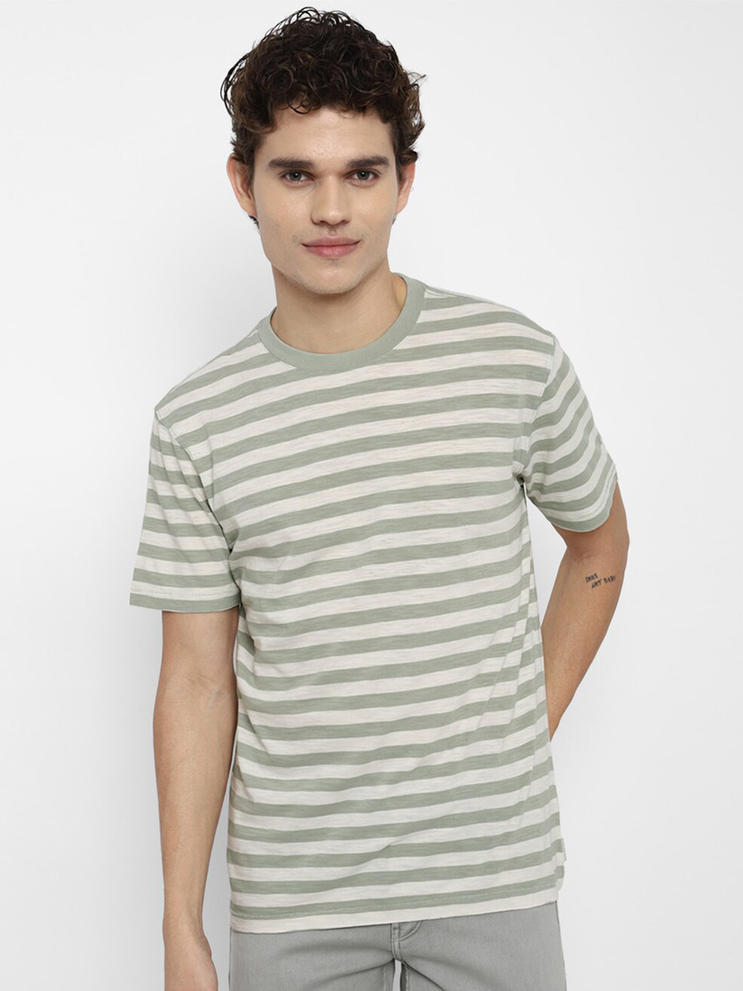 AMERICAN EAGLE OUTFITTERS Men Green Striped T-shirt 
AMERICAN EAGLE OUTFITTERS Men Green Striped T-shirt
