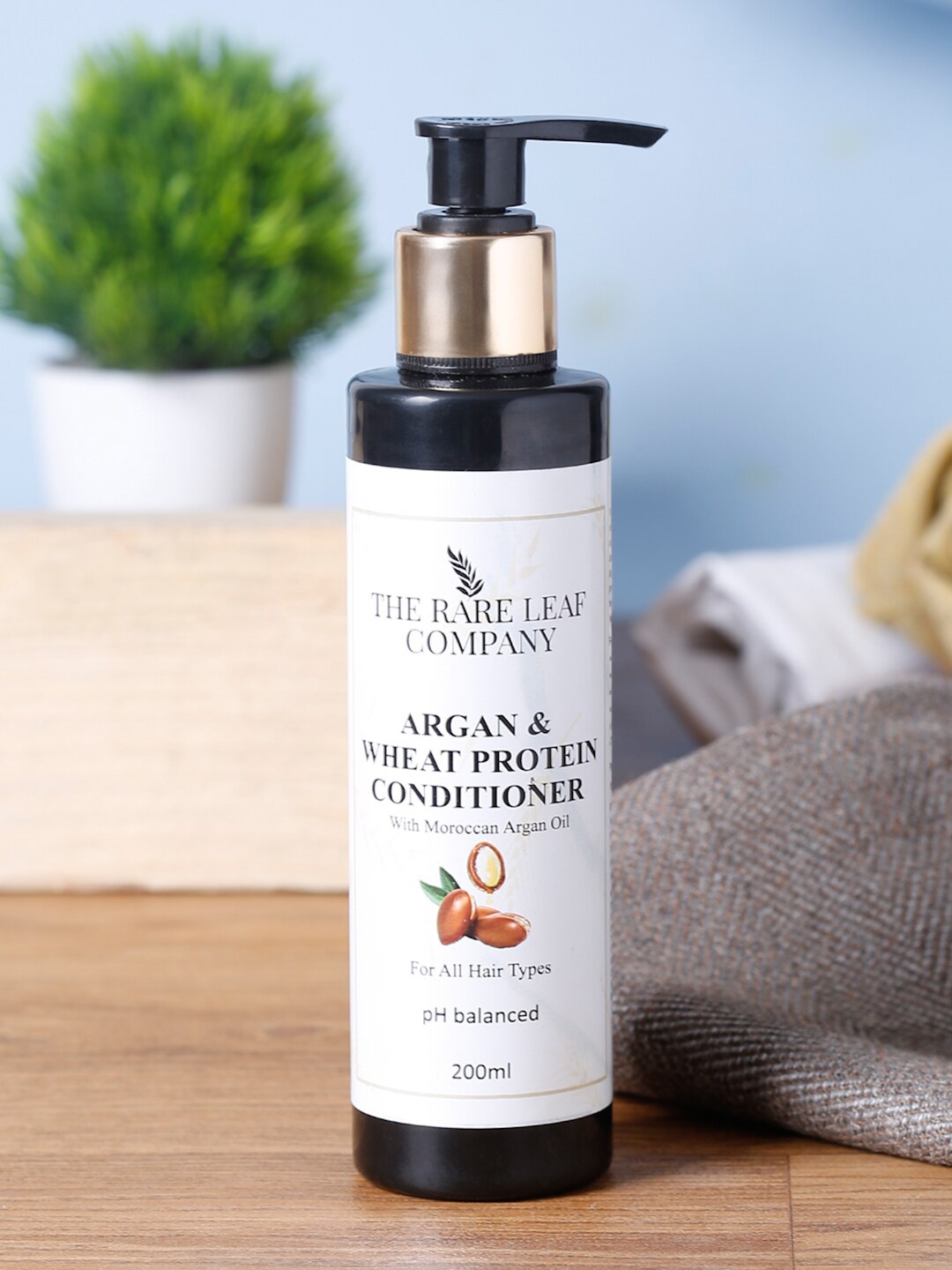 THE RARE LEAF COMPANY Argan And Wheat Protein Conditioner With Moroccan Argan Oil 200 ml, White
THE RARE LEAF COMPANY Argan And Wheat Protein Conditioner With Moroccan Argan Oil 200 ml, White
