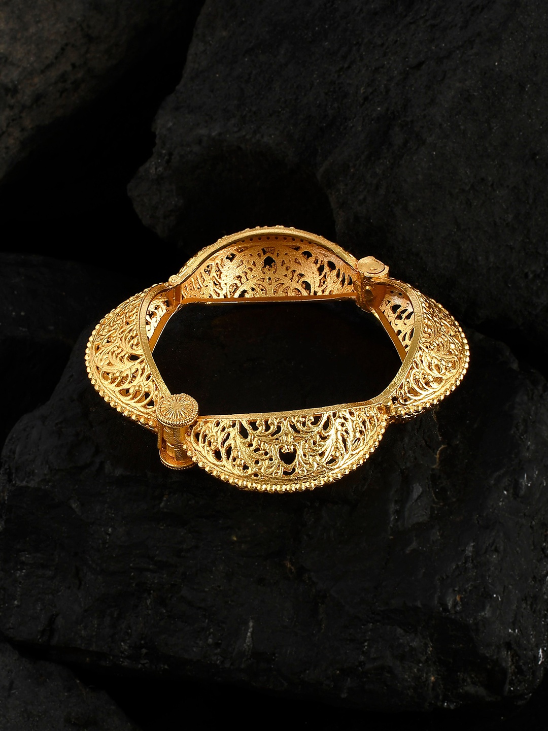 Silvermerc Designs Women Gold-Toned Brass Meenakari Gold-Plated Bangle-Style Bracelet
Silvermerc Designs Women Gold-Toned Brass Meenakari Gold-Plated Bangle-Style Bracelet