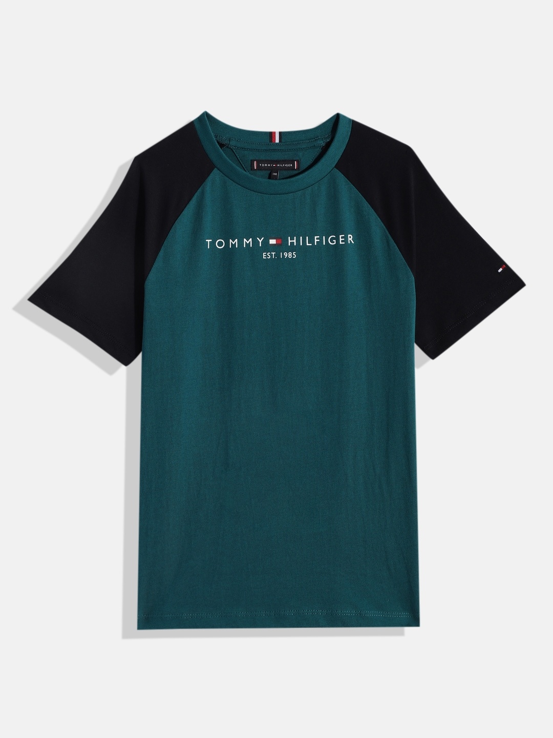 Tommy Hilfiger Boys Teal & Navy Blue Brand Logo Colourblocked Pure Cotton T-shirt
Tommy Hilfiger Boys Teal & Navy Blue Brand Logo Colourblocked Pure Cotton T-shirt