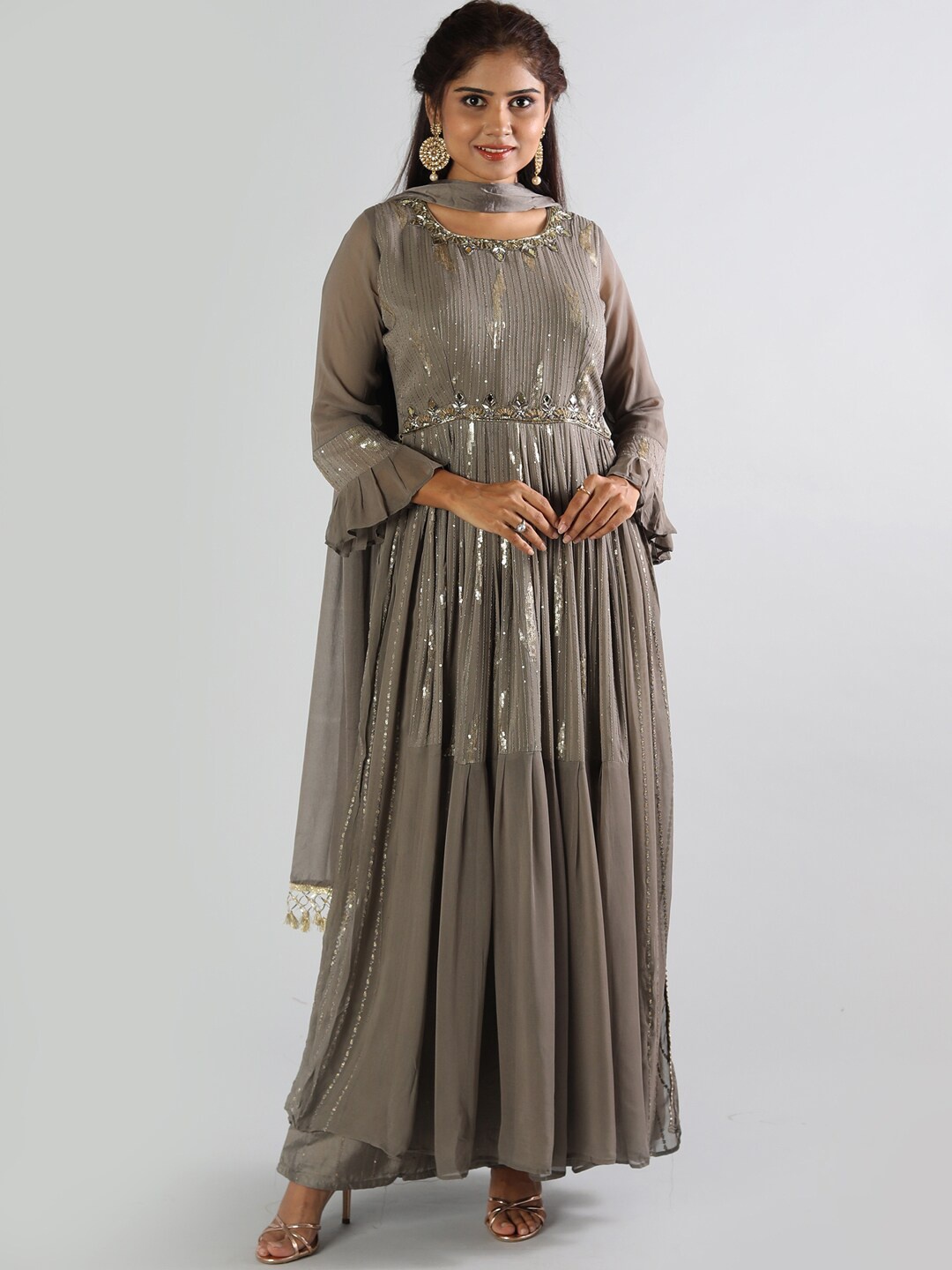 taruni Women Grey Striped Layered Beads and Stones Kurti with Trousers & With Dupatta
taruni Women Grey Striped Layered Beads and Stones Kurti with Trousers & With Dupatta