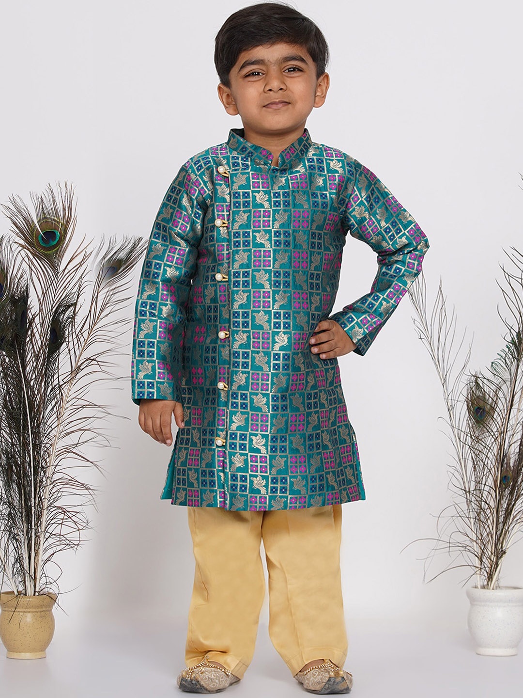 Little Bansi Boys Blue Ethnic Motifs Printed Angrakha Pure Cotton Kurta with Trousers
Little Bansi Boys Blue Ethnic Motifs Printed Angrakha Pure Cotton Kurta with Trousers
