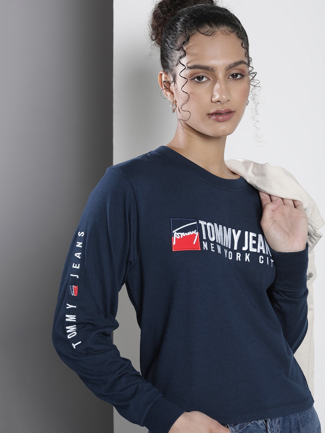Tommy Hilfiger Women Navy Blue & White Brand Logo Embroidered Pure Cotton Boxy T-shirt
Tommy Hilfiger Women Navy Blue & White Brand Logo Embroidered Pure Cotton Boxy T-shirt