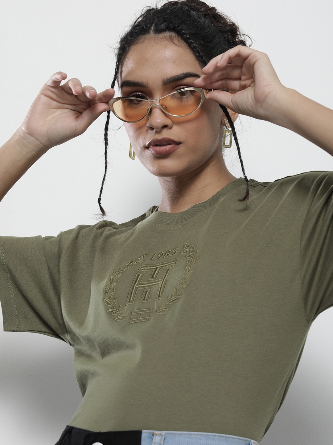 Tommy Hilfiger Women Olive Green Drop-Shoulder Sleeves Applique Pure Cotton Casual T-shirt
Tommy Hilfiger Women Olive Green Drop-Shoulder Sleeves Applique Pure Cotton Casual T-shirt