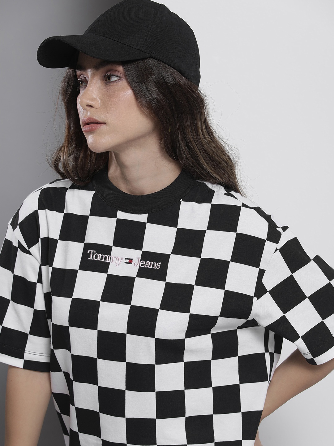 Tommy Hilfiger Women Black & White Checked Brand Logo Embroidered Pure Cotton Boxy T-shirt
Tommy Hilfiger Women Black & White Checked Brand Logo Embroidered Pure Cotton Boxy T-shirt
